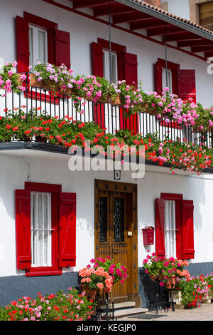 Tipica casa cittadina basca nella città di Oroz Betelu in Navarra, Spagna settentrionale Foto Stock