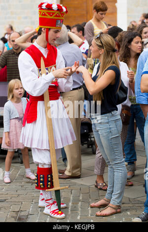 Ballerino maschile in costume con donna in abito contemporaneo alla festa di San Fermin a Pamplona, Navarra, Spagna settentrionale Foto Stock