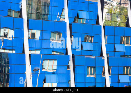 Riflessioni nel futuristico vetrina Silken Gran Hotel Domine Bilbao, Paesi Baschi Foto Stock