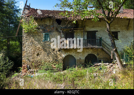 Tradizionale vecchia casa basca vuota e danneggiata dal fuoco ad Ametzola nella regione basca di Biskaia, nel nord della Spagna Foto Stock