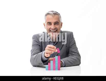 Imprenditore sorridente la costruzione di una rampa di scale con il giocattolo dei blocchetti di legno, il successo aziendale e il concetto di sviluppo Foto Stock