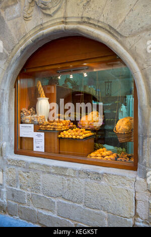 Panaderia negozio di alimentari che vende pane artigianale e torte in Calle Mayor nella città di Laguardia, Rioja-Alavesa, Paesi Baschi, Spagna Foto Stock