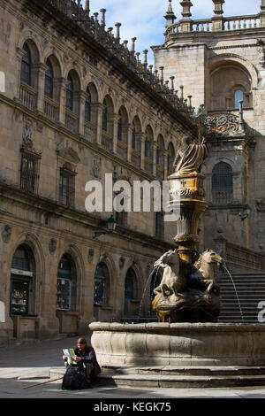 Pellegrino sulla St James pellegrinaggio da Dos Cavalos fontana del cavallo Praza das Praterias, Santiago de Compostela, Galizia, Spagna Foto Stock