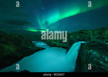 Cascata Aldeyjarfoss di notte sotto la luce delle aurore boreali Northern Lights, Islanda Foto Stock