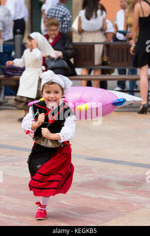 Ragazza che gioca al tradizionale fiesta a Villaviciosa in Asturias, Spagna settentrionale Foto Stock