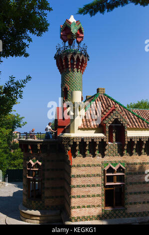 Torre Belvedere attrazione turistica di El Capricho de Gaudi (Caprice Villa Quijano) a Comillas in Cantabria, Spagna settentrionale Foto Stock