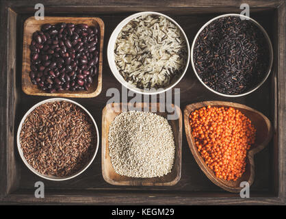 Assortimento di una varietà di deliziosi piatti sani e cereali. Foto Stock