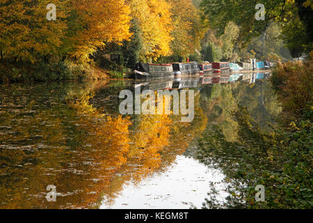 Chiatte sul Kennet and Avon canal vicino pewsey wharf, Wiltshire. Foto Stock