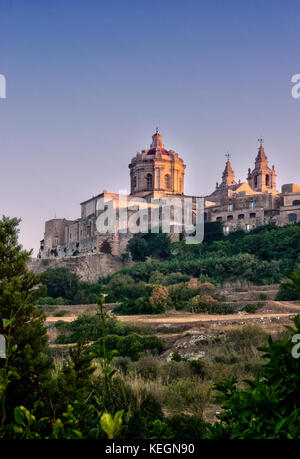 La bella città di Mdina dolcemente baciato da gli ultimi raggi di sole in una giornata estiva Foto Stock