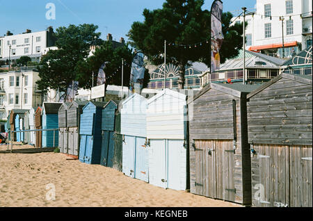 Cabine sulla spiaggia, sul lungomare broadstairs, sull'isola di Thanet, kent, Inghilterra meridionale Foto Stock