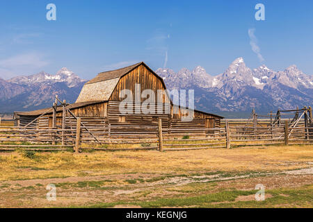 Riga mormone fienile nel parco nazionale di Grand Teton, WY, Stati Uniti d'America Foto Stock