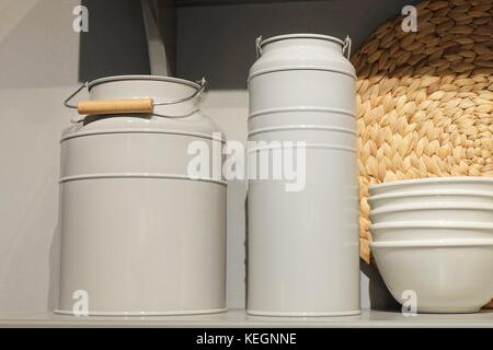 La cucina e il cibo, vintage due lattine di latte o di piccoli bidoni per il latte in piedi insieme sul ripiano. Foto Stock