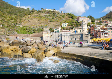 I turisti si sono riuniti intorno al porto di Vernazza, cinque Terre, Liguria, Italia Foto Stock