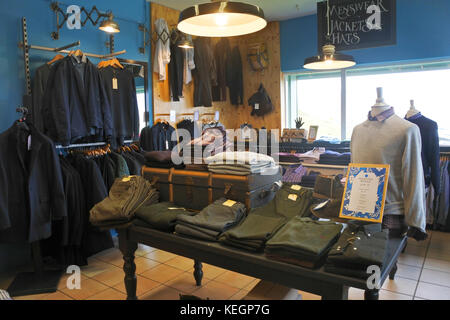 Interno del Menswear Dept., Avoca, Molls Gap, County Kerry, Irlanda - John Gollop Foto Stock