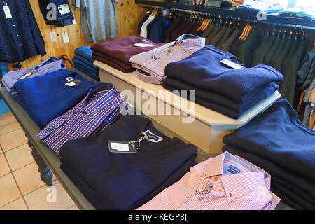 Interno del Menswear Dept., Avoca, Molls Gap, County Kerry, Irlanda - John Gollop Foto Stock