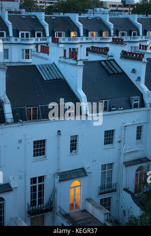 Balcone illuminato porta in una terrazza house di Londra ner hyde park Foto Stock