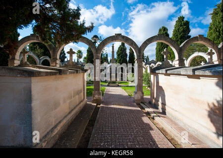 Cimitero comunale in Alaior, central Minorca, Mare Mediterraneo. Foto Stock