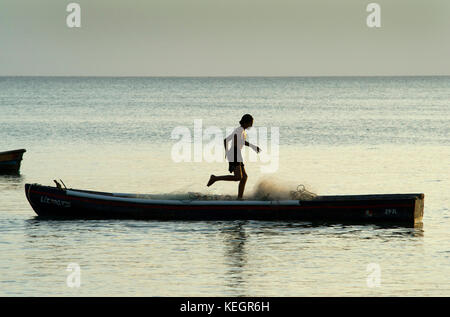 Fisherman preparazione rete da pesca a bordo di un piccolo battello vicino farallon village, Cocle Affitto provincia, Panama Foto Stock