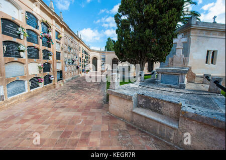 Cimitero comunale in Alaior, central Minorca, Mare Mediterraneo. Foto Stock