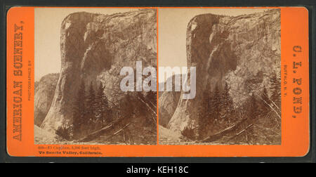 El Capitan, un massiccio monolito di granito nella Yosemite Valley, California, si erge a 3.300 metri di altezza. Questo iconico monumento naturale è rinomato per le sue impressionanti caratteristiche geologiche e le sfide di arrampicata. Foto Stock