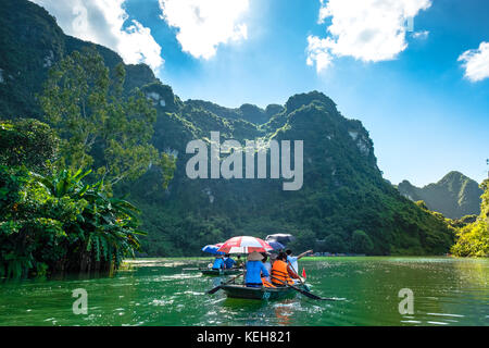 Set 18, 2017 i turisti stranieri ride imbarcazione locali di Trang un complesso paesaggistico, Ninh Binh, Hanoi, Vietnam Foto Stock