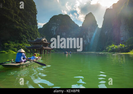 Set 18, 2017 i turisti stranieri ride imbarcazione locali di Trang un complesso paesaggistico, Ninh Binh, Hanoi, Vietnam Foto Stock