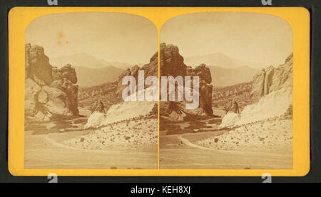 Giardino degli dèi. A cinque miglia da Colorado Springs. (Il Gateway, rocce 267 piedi alto e Pike Peak dieci miglia lontano.), da Gurnsey, B. H. (Byron H.), 1833 1880 Foto Stock