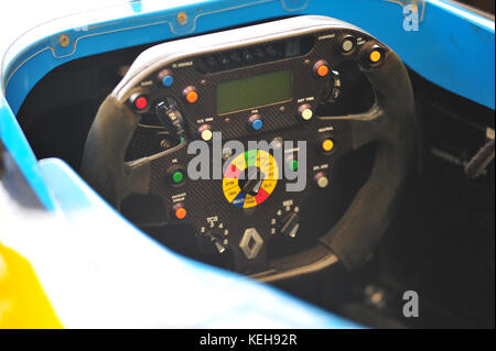 Al volante di una formula e racing car Foto Stock