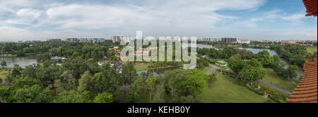 Il ponte di collegamento tra il giardino Cinese e il giardino giapponese isole, Singapore Foto Stock