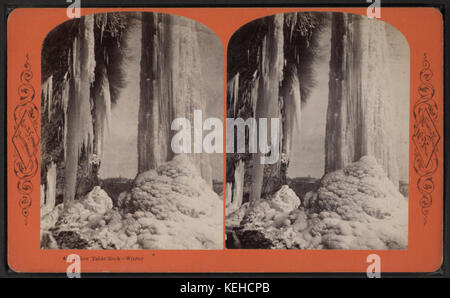 Questa fotografia invernale, scattata da George E. Curtis, cattura la bellezza naturale del paesaggio sotto Table Rock. L'immagine illustra la serena scena invernale, evidenziando il terreno accidentato e il terreno innevato. Foto Stock