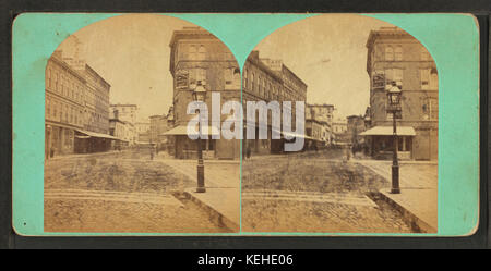 Questa vista stereoscopica cattura Broad Street a Providence, Rhode Island. L'immagine, parte della collezione Robert N. Dennis, offre uno sguardo sulla vita urbana all'inizio del XX secolo. Foto Stock