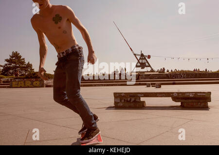 Prague metronom vista con lo skateboard giovane uomo a Letna distretto, marzo 2017, Praga, Repubblica Ceca, editoriale illustrativa Foto Stock