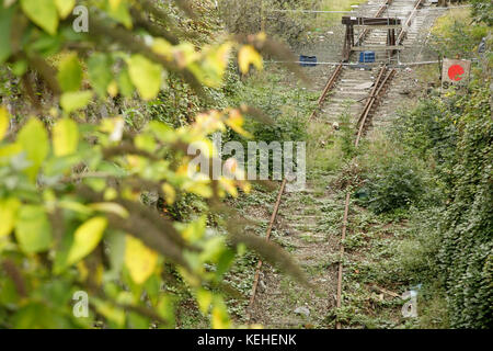 La sezione di in disuso Blaenau Ffestiniog - Trawsfynydd linea ferroviaria, Blaenau Ffestiniog, Galles. Foto Stock