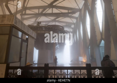 Sep 14,2017 persone in attesa per la funivia in phan xi pang stazione a monte per andare a fansipan legenda Foto Stock