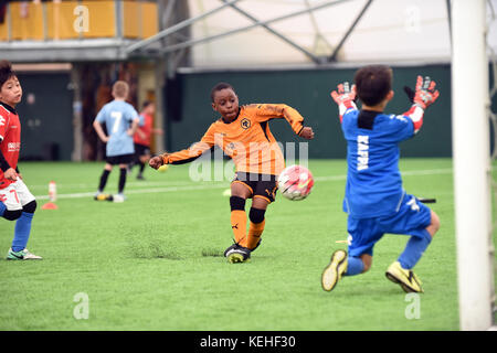 Il cinese sotto 9's calciatori " Cina Football Boys' giocando contro il Wolverhampton Wanderers sotto 9's squadra di calcio. Foto Stock