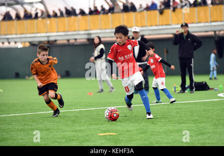 Il cinese sotto 9's calciatori " Cina Football Boys' giocando contro il Wolverhampton Wanderers sotto 9's squadra di calcio. Foto Stock