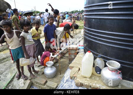 Rohingya sono bambini raccoglie acqua potabile dal serbatoio al unchiprnag campo di fortuna in Cox bazar, Bangladesh, il 07 ottobre 2017. Un Foto Stock