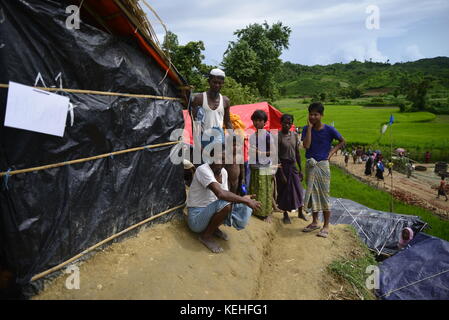 Una famiglia di rohingya mamber si siede nella casa Fortuna al unchiprang campo di fortuna in Cox bazar, Bangladesh, il 07 ottobre 2017. secondo la Foto Stock