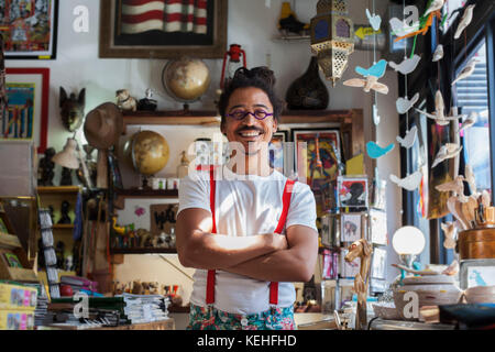 Sorridente uomo da corsa misto con indossi Foto Stock