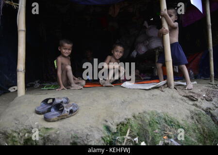 Una famiglia di rohingya mamber si siede nella casa Fortuna al unchiprang campo di fortuna in Cox bazar, Bangladesh, il 07 ottobre 2017. secondo la Foto Stock