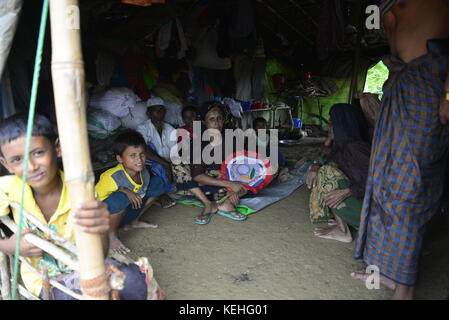 Una famiglia di rohingya mamber si siede nella casa Fortuna al unchiprang campo di fortuna in Cox bazar, Bangladesh, il 07 ottobre 2017. secondo la Foto Stock