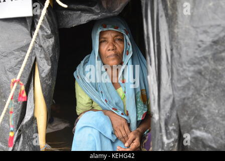 Una famiglia di rohingya mamber si siede nella casa Fortuna al unchiprang campo di fortuna in Cox bazar, Bangladesh, il 07 ottobre 2017. secondo la Foto Stock