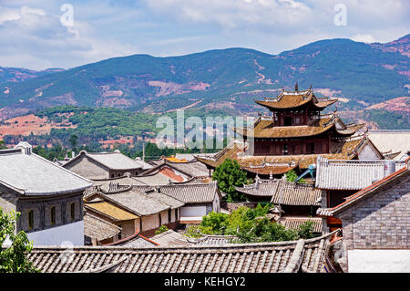 Cinese tradizionale di tetti di tegole di Dali - Yunnan in Cina Foto Stock