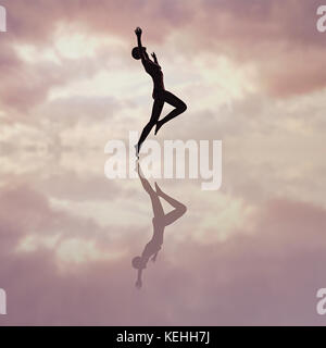 Riflessione di donna che danzano nel cielo nuvoloso Foto Stock