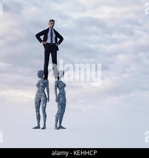 Uomo d'affari in piedi sulle spalle di donne di pietra Foto Stock