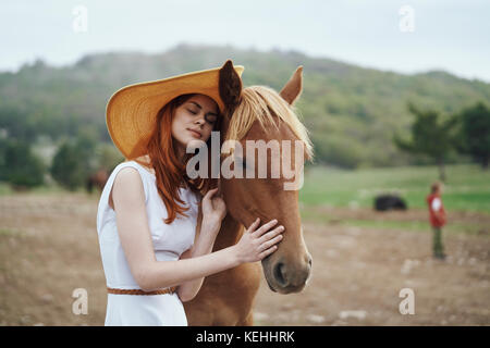 Donna petting cavallo Foto Stock