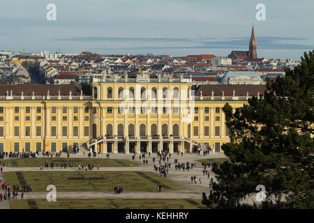 Il Palazzo Schonbrunn è un'ex residenza estiva imperiale barocca situata a Vienna. Foto Stock