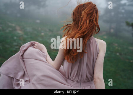 Vento capelli della donna caucasica nel campo Foto Stock