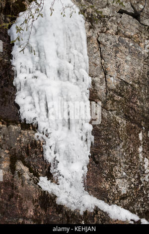 White ghiaccioli che scendono dalla montagna, immagine verticale Foto Stock