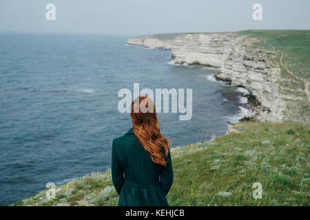 Donna caucasica che ammira l'oceano Foto Stock